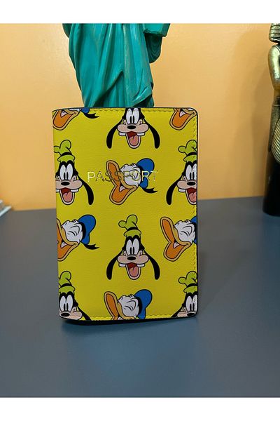 Seyahataksesuar Disney-themed leather passport cover