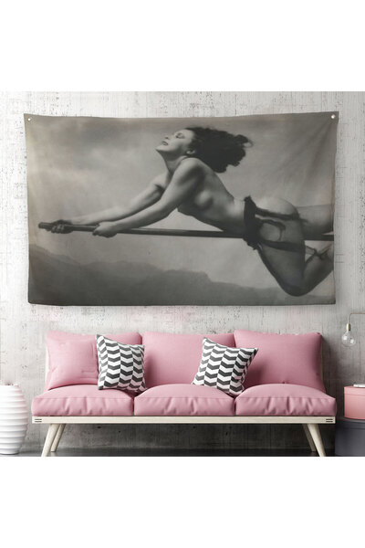 Harita Sepeti Vrăjitoare goală călare pe un covor de pânză de perete cu mătur...