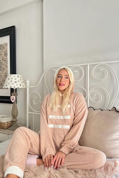 Pijamaevi Braunes, mit drei Linien gemustertes Pyjama-Set aus Plüsch-Fleece mit Kapuze