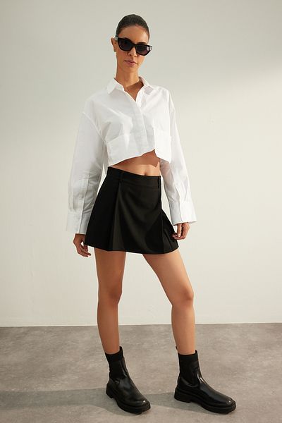 Trendyol Collection Schwarzer, hochwertiger, plissierter, gewebter Shorts-Rock TWOAW24SR00034