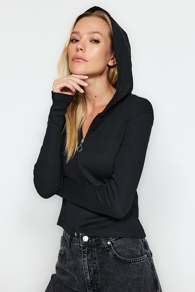 Trendyol Collection Schwarze gerippte, taillierte, kurze, dehnbare Strickbluse mit Kapuze und Reißverschluss TWOAW24BZ00364