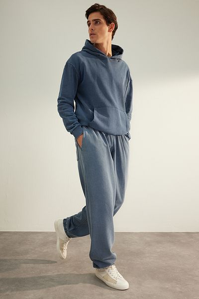 Trendyol Collection Indigo Limited Edition Oversize-Jogginghose aus 100 % Baumwolle mit offenem Bein und Waschungseffekt TMNAW24EA00002