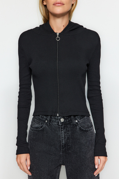 Trendyol Collection Black Hooded and Zippered Ribbed Fitted Crop Stretchy Knitted Blouse TWOAW24BZ00364