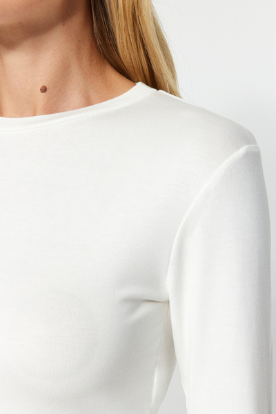 Kolekcia Trendyol Viskóza Ecru Premium - Mäkká blúzka Crew Neck Crop TWOAW24BZ00116