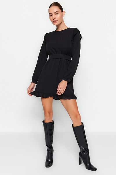 Trendyol Collection Schwarzes, gewebtes Kleid mit Rüschen und Gürtel TWOAW24EL00588