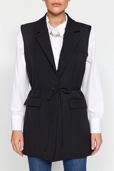 Trendyol Modest Schwarze Jacke, Kragen, Taille, Bindedetail, gefütterte Webweste TCTAW24YL00025