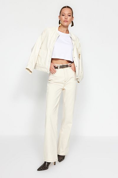 Trendyol Collection Ecrufarbene Jeans mit hoher Taille und weitem Bein TWOAW24JE00274