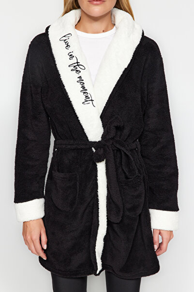 Trendyol Collection Halat tricotat de iarnă Wellsoft - negru, cu curea, buzunare și broderie slogan THMAW24SB00017