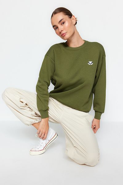 Trendyol Collection Khakifarbenes Strick-Sweatshirt mit Tier-Stickerei, Regular/Normal Fit, dickes Fleece innen, TWOAW24SW00196