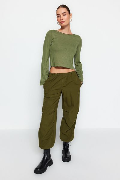 Trendyol Collection Χακί πλεκτή μπλούζα με λαιμόκοψη σε κανονική εφαρμογή Crop TWOAW24BZ00156