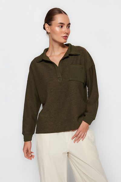 Trendyol Collection Χακί ύφασμα αντίθεσης Λεπτομερής γιακάς Polo με τσέπες κανονική/κανονική εφαρμογή πλεκτό φούτερ TWOAW24SW00062
