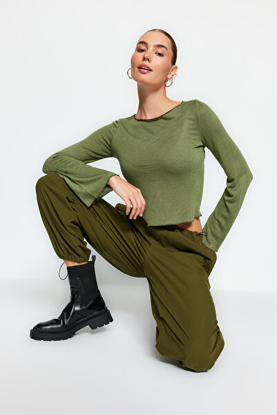 Trendyol Collection Krótka bluzka z dzianiny w kolorze khaki z dekoltem w łódkę TWOAW24BZ00156