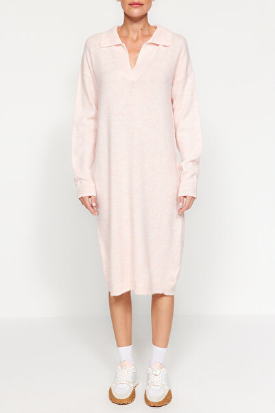 Trendyol Collection Udržitelné pudrové midi pletené šaty – měkká textura TWOAW24EL00520