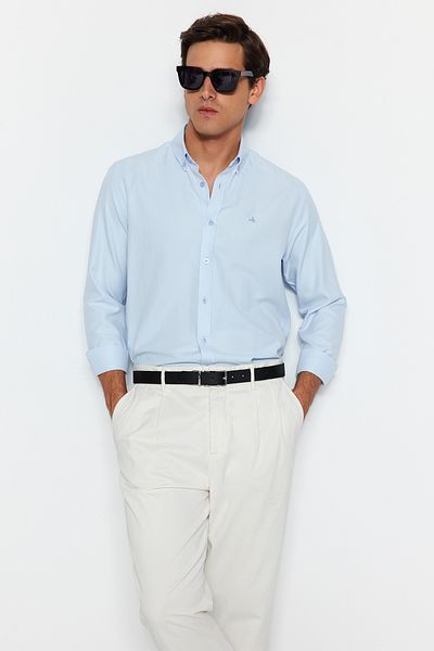 Trendyol Collection Blaues, leicht zu bügelndes Smart-Shirt mit regulärer Passform und Stickerei-Detail TMNAW24GO00089
