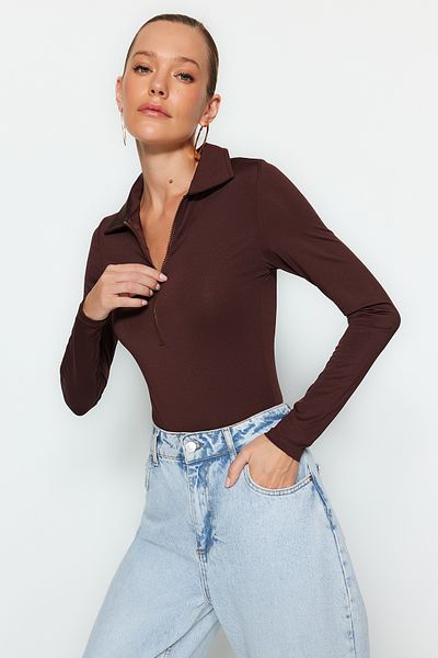 Trendyol Collection Brauner Reißverschlusskragen, detaillierter flexibler Strickkörper mit Druckknöpfen von unten TWOAW24BD00005