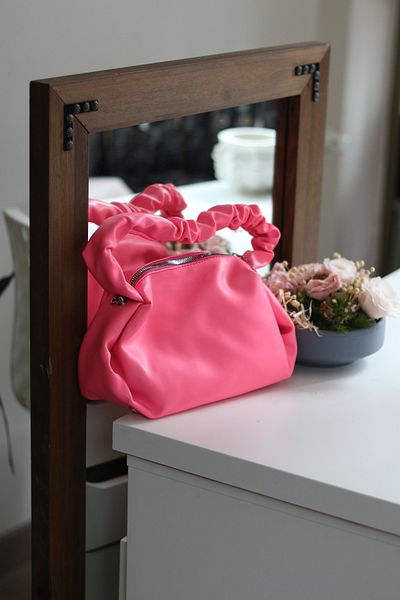 Moom Bag Γυναικεία τσάντα ώμου με κορδόνι σε ροζ καραμέλα με μαλακό λουράκι