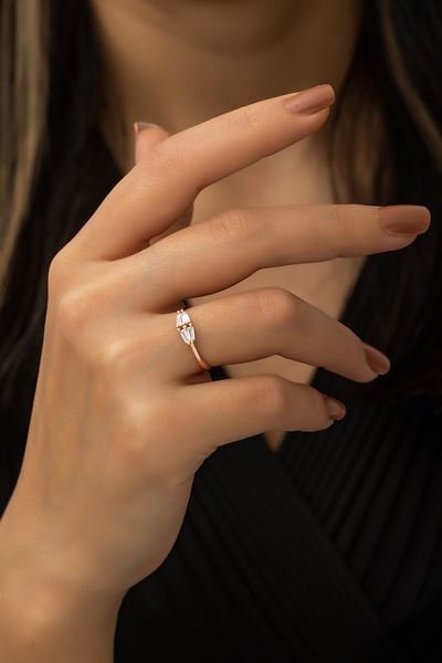 SUNSHINE 925 Ayar Rose Kaplamalı Beyaz Baget Taşlı Minimal Tasarım Gümüş Yüzük