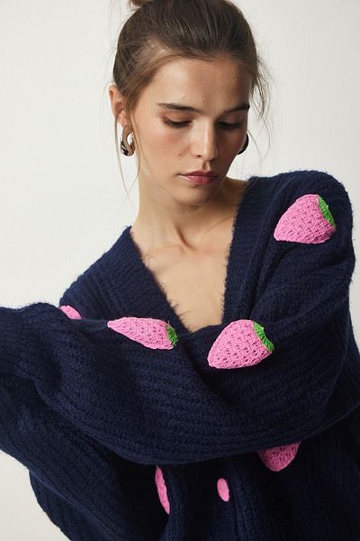 Happiness İstanbul Cardigan supradimensionat de tricotaje de damă, albastru bleumarin cu motiv căpșuni PF00008