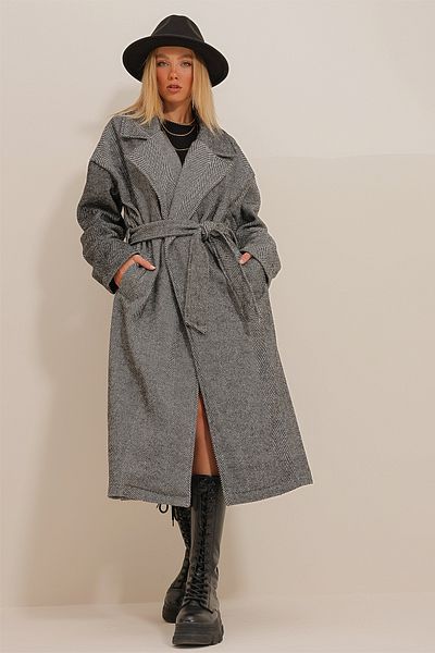 Trend Alaçatı Stili Schwarzer zweireihiger Mantel mit Gürtel in der Taille und Fischgrätmuster auf der Rückseite für Damen ALC-X10824