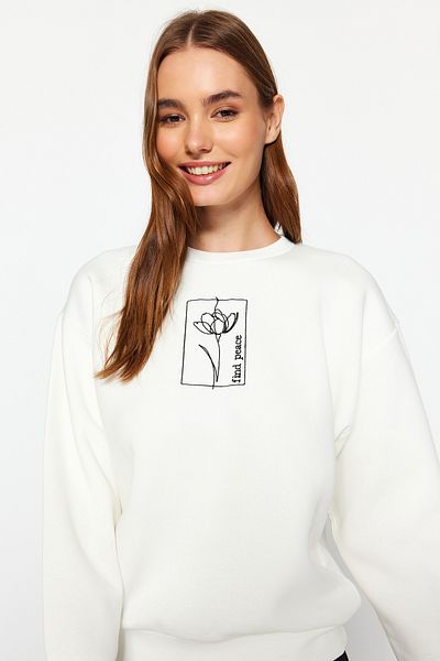 Trendyol Collection Ecru květinová vyšívaná obyčejná tlustá fleecová mikina s výstřihem TWOAW24SW00310