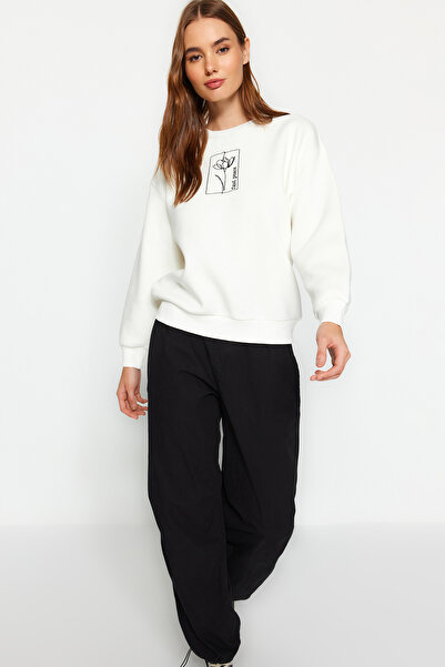Trendyol Collection Ecru květinová vyšívaná obyčejná tlustá fleecová mikina s výstřihem TWOAW24SW00310