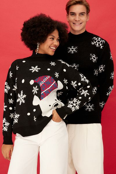 Trendyol Collection Weihnachtlicher Strickpullover mit Rundhalsausschnitt in Schwarz - Regular Fit TMNAW24KZ00062