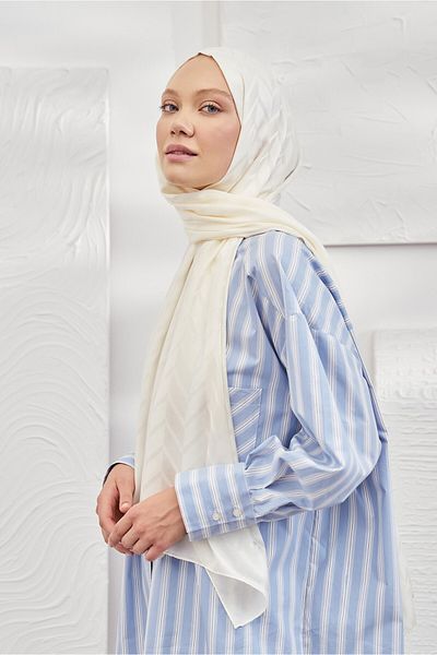 ARMANDA Italian Jacquard Zigzag Pattern Shawl - Cream