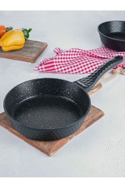 ACAR مقلاة من الحديد الزهر مقاس 24 سم باللون الأسود ديامانتي 0036