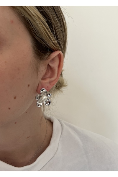 KİLİGİSTANBUL İNCİLİ ÇİÇEK KÜPE 4 CM