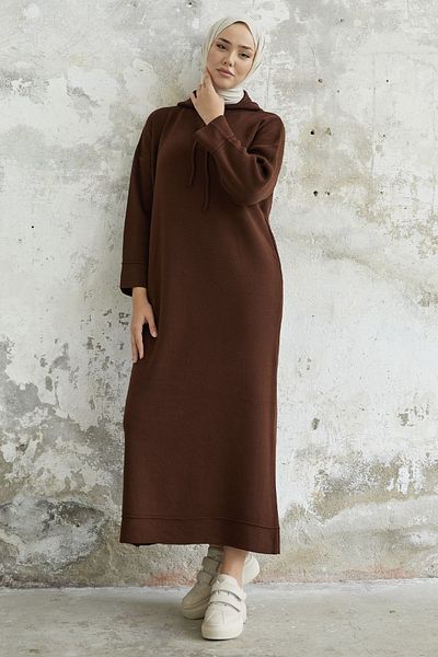 InStyle Pletené šaty İvona s kapucí – hořkohnědé