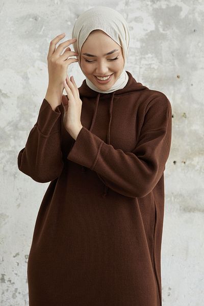 InStyle Pletené šaty İvona s kapucí – hořkohnědé