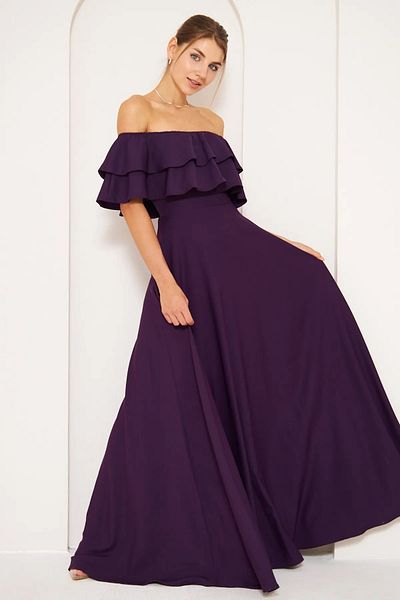 vuvutasarım Flexibles, trägerloses, pflaumenfarbenes Abendkleid mit Carmenkragen und ausgestelltem Schnitt in Maxilänge aus Atlasstoff 164