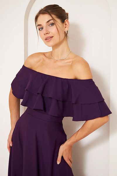 vuvutasarım Flexibles, trägerloses, pflaumenfarbenes Abendkleid mit Carmenkragen und ausgestelltem Schnitt in Maxilänge aus Atlasstoff 164