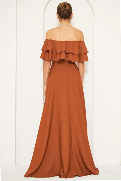 vuvutasarım Βραδινό φόρεμα 164 από ευέλικτο ύφασμα Atlas, στράπλες, γιακά Carmen, με φαρδύ κοψίδι, μάξι μήκος, κανέλα