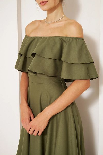 vuvutasarım Flexibles, trägerloses, khakifarbenes Abendkleid mit Carmenkragen und ausgestelltem Schnitt in Maxilänge aus Atlasstoff 164