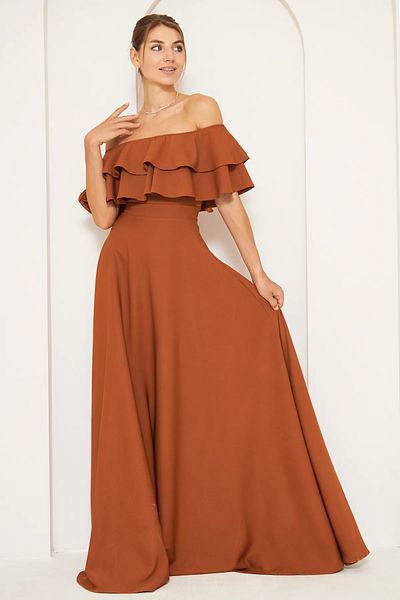 vuvutasarım Flexibles, trägerloses, zimtfarbenes Abendkleid mit Carmenkragen und ausgestelltem Schnitt in Maxilänge aus Atlasstoff 164