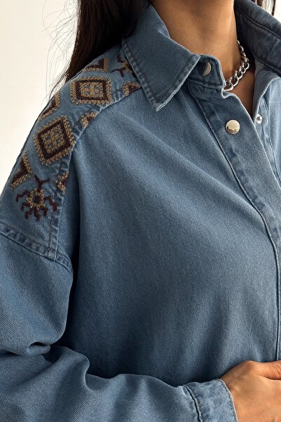 FEMELLE Kadın Çıtçıt Düğmeli Çift Cepli Nakış İşlemeli Salaş Denim Ceket