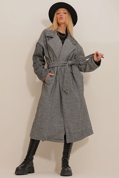 Trend Alaçatı Stili Schwarzer zweireihiger Mantel mit Gürtel in der Taille und Fischgrätmuster auf der Rückseite für Damen ALC-X10824