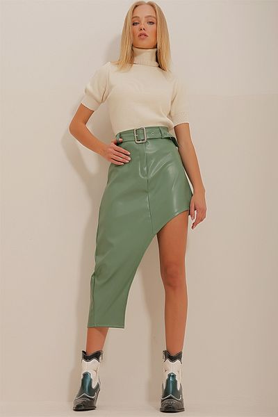 Trend Alaçatı Stili Grüner asymmetrischer Kunstlederrock mit Gürtel für Damen ALC-X10931