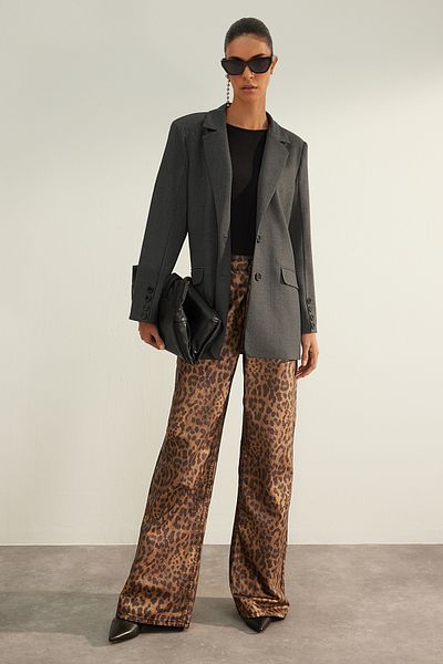 Trendyol Collection Anthrazitfarbener, übergroßer, gefütterter, gewebter Premium-Blazer TWOAW24BC00046
