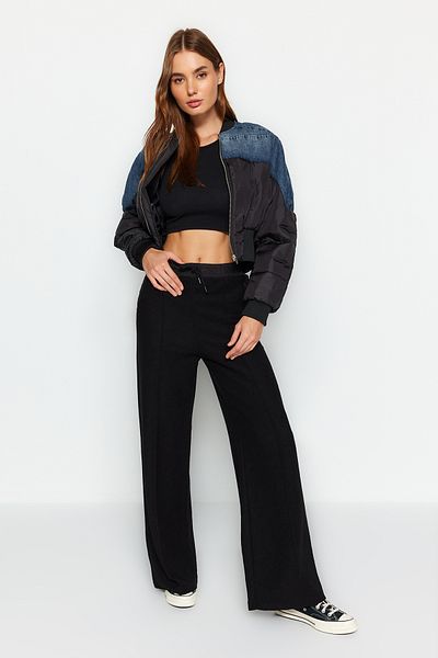 Trendyol Collection Černé padákové Garni Detailní tlusté pletené tepláky rovného střihu Kalhoty TWOAW24EA00022