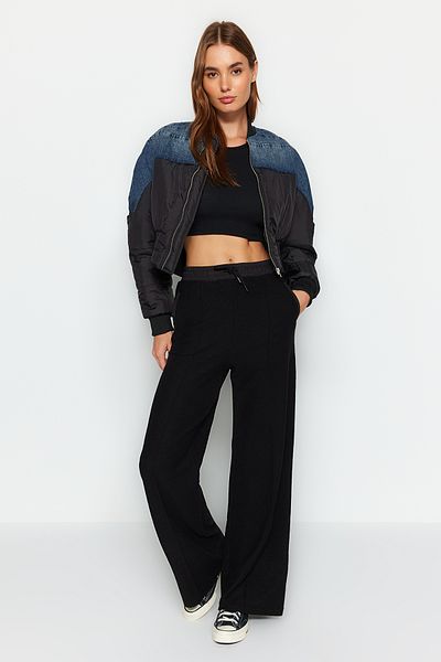 Trendyol Collection Černé padákové Garni Detailní tlusté pletené tepláky rovného střihu Kalhoty TWOAW24EA00022