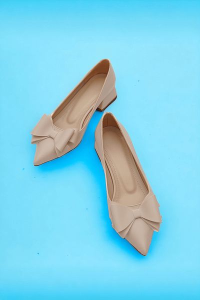 DURUNUN BUTİĞİ Tocuri înalte cu vârf ascuțit cu fundă bej Rena (4 cm).