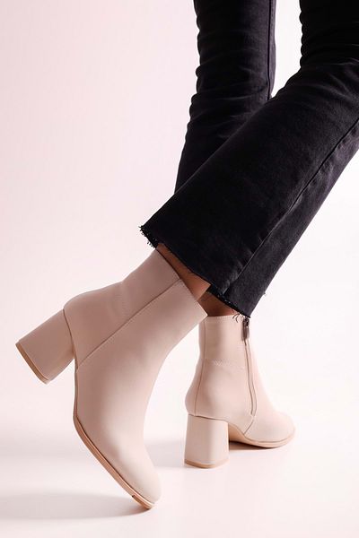 Shoeberry Haylee Beige Skin Damenstiefel mit Absatz Beige Skin