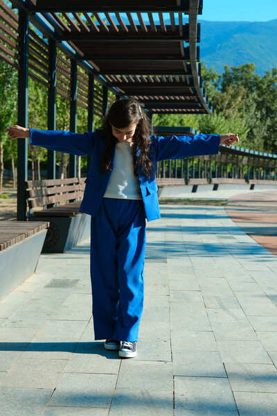 Babykokko Set triplu blezer cu pantaloni largi și crochet alb