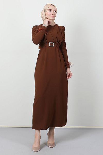 Giza Giyim Φόρεμα Hijab με λεπτομέρεια με πούπουλα καφέ