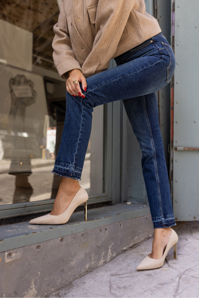 ANGELİNA JONES MOLİ ΓΥΝΑΙΚΕΙΑ ΜΠΕΖ ΣΟΥΕΤ ΓΑΛΒΑΝΙ ΣΤΙΛΕΤΤΟ ΜΕ ΤΑΚΟΥΝΑ