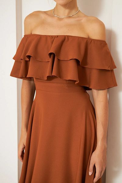 vuvutasarım Flexibles, trägerloses, zimtfarbenes Abendkleid mit Carmenkragen und ausgestelltem Schnitt in Maxilänge aus Atlasstoff 164