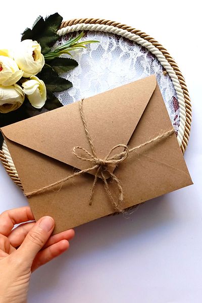 Dekorden 50 Kraft Invitation Envelopes - With wicker rope gift