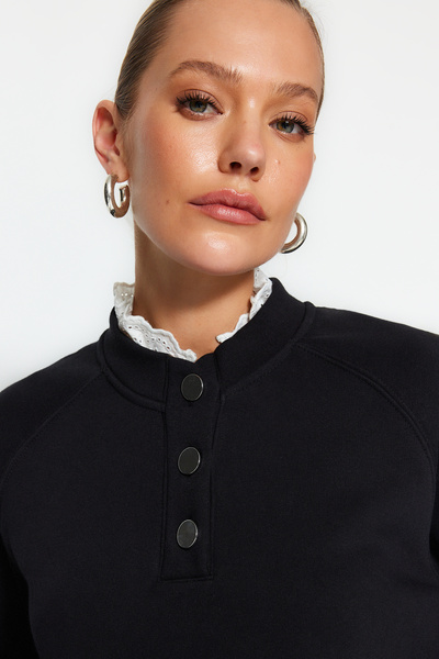Trendyol Collection Μαύρο χοντρό εσωτερικό φλις γιακά με λεπτομερή κουμπιά κανονική/κανονική εφαρμογή πλεκτό φούτερ TWOAW24SW00186